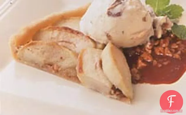 Torta de maçã quente com sorvete de data e vinho tinto-molho de caramelo