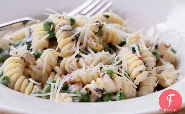 Fusilli com molho cremoso de Pancetta e ervilha