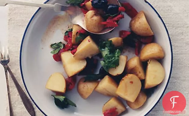 Salada de batata com azeitonas e pimentas