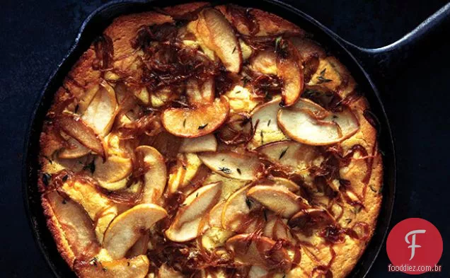 Pão de milho com maçãs e cebolas caramelizadas