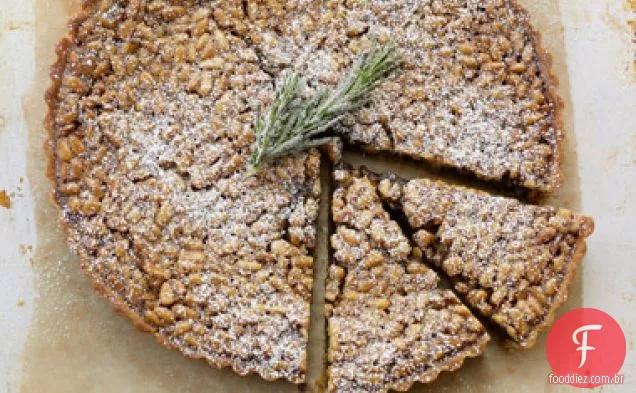Torta de pinhão com creme de alecrim