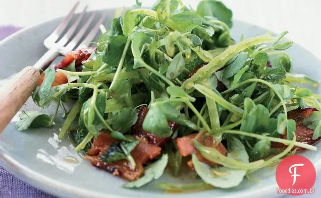 Salada de ervilha asiática crocante com Bacon melado