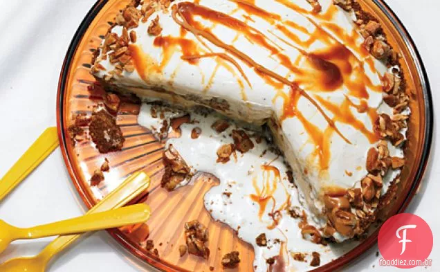 Amendoim frágil e caramelo Crunch Ice Cream Pie