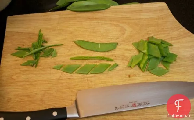 Salada De Ervilha Primavera Com Rábano E Vinagrete De Hortelã