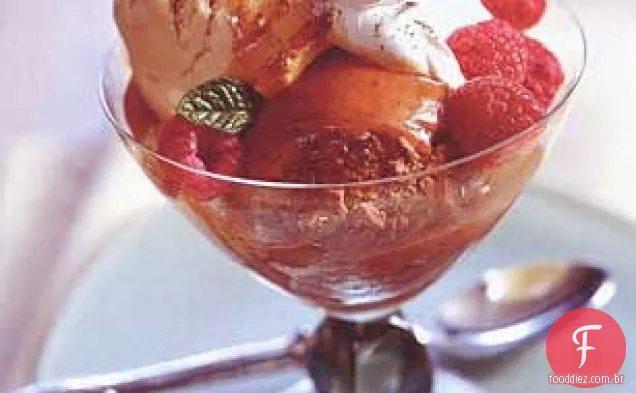 Mocha sorvete Sundaes com café-molho de caramelo