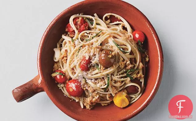 Linguine com tomates da herança Do Bebê e Pão ralado da anchova