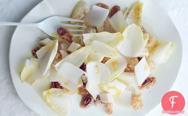 Salada Endive com nozes torradas e Pão ralado