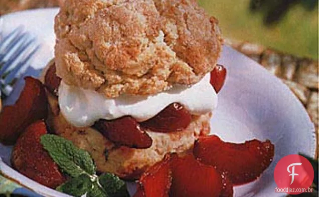 Shortcakes de aveia com ameixas temperadas