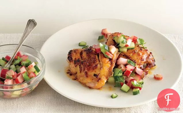 Coxas de frango picantes com ruibarbo-salsa de pepino