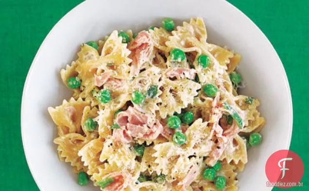 Macarrão com ervilhas, presunto e queijo parmesão