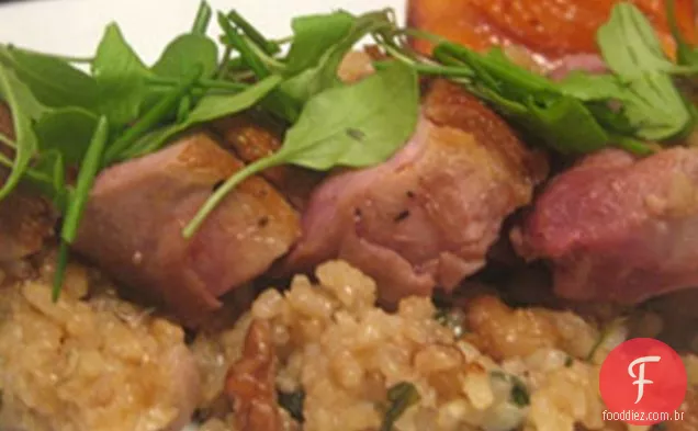 Peito de pato com pêssegos assados e noz-salsa arroz frito