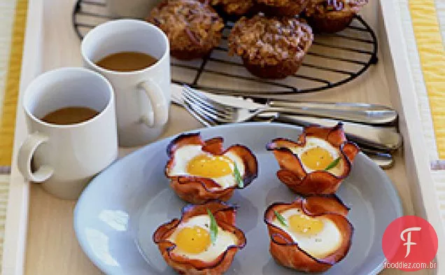 Ovos cozidos e cogumelos em batatas fritas de presunto