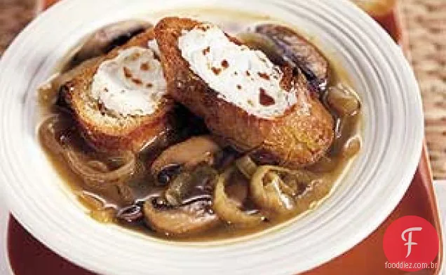 Sopa caramelizada de cebola e cogumelo Portobello com Croutons de queijo de cabra