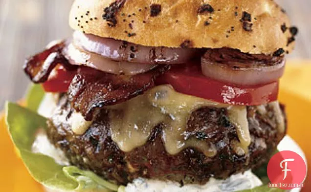 Cheeseburgers Jalapeño com Bacon e cebola grelhada