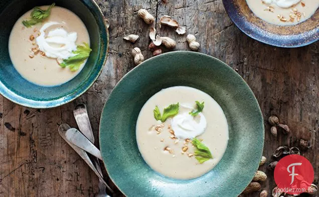 Sopa de amendoim assada com chantilly de mel