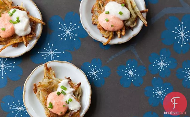 Batata de ouro Yukon e alcachofra de Jerusalém Latkes com maçã-maionese de rábano e Taramasalata