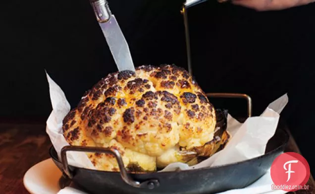 Couve-flor assada inteira com queijo de cabra chicoteado