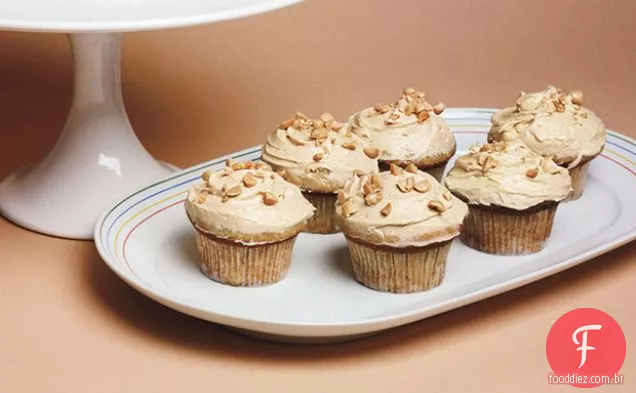 Cupcakes de Banana com cobertura de Manteiga De Amendoim