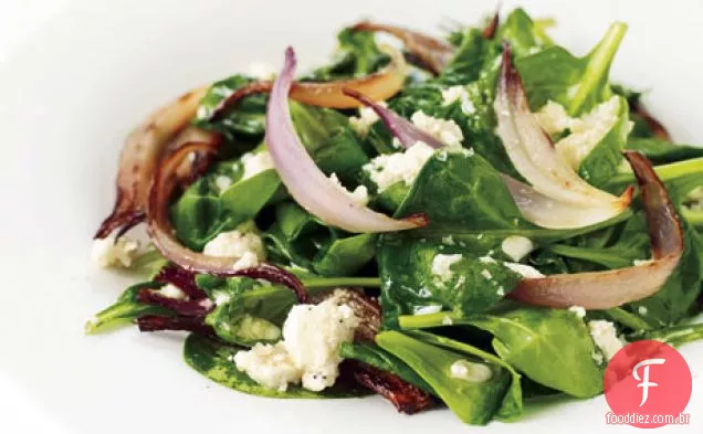 Salada de espinafre murcha com molho Feta quente