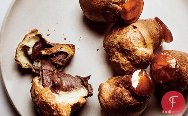 Popovers mergulhados em caramelo com Mousse De Chocolate