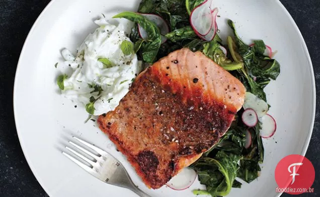 Salmão assado na panela com couve e rabanete Raita