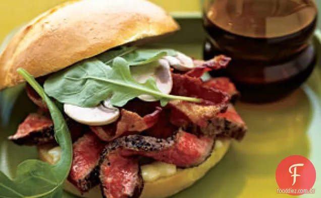 Sanduíches de carne com crosta de pimenta, Bacon e rúcula com mostarda picante