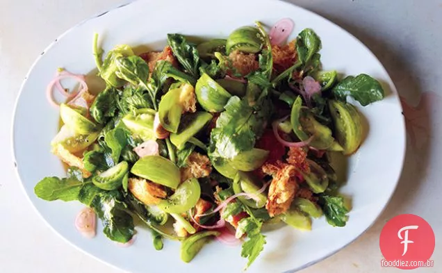 Panzanella verde com chalota em conserva