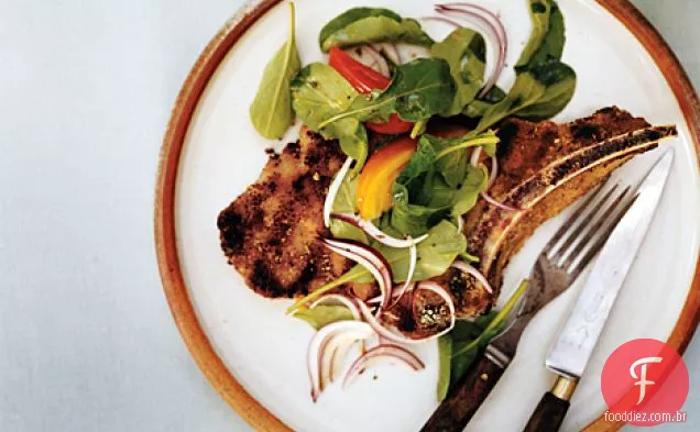 Costeletas de vitela grelhadas com salada de rúcula e manjericão
