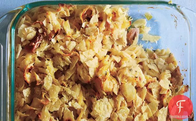 Caçarola de macarrão de atum com alho-poró e endro fresco