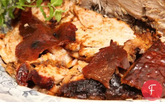Porco assado de Santiago de Cuba marinado em uma pimenta da Jamaica Garlicky-cominho Adobo (Cerdo Brujo)