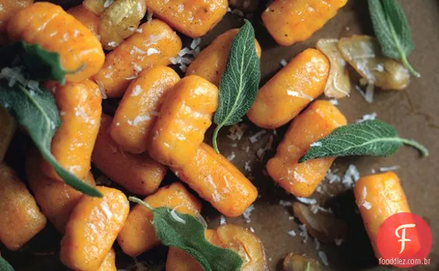 Nhoque de batata doce com sálvia frita e castanhas Raspadas