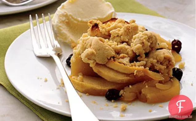 Maçã-Raisin Crumble com sorvete de laranja