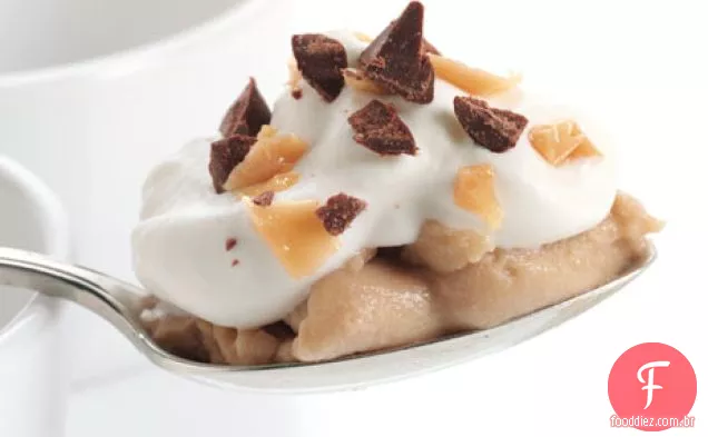 Pudins de caramelo com chantilly e caramelo Inglês esmagado