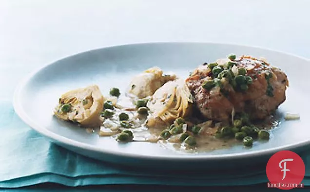 Frango refogado com alcachofras e ervilhas