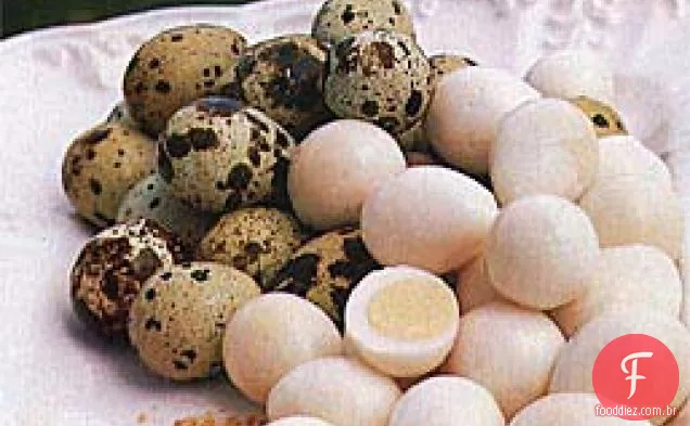 Ovos de codorna com sal de gergelim torrado