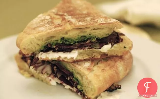 Paninis Com Radicchio, Queijo De Cabra, Óleo Cítrico E Pesto De Amêndoa