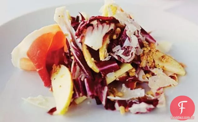 Radicchio e maçãs em vinagrete de pinhão