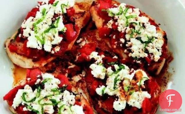 Peitos de frango com queijo de cabra e tomates assados no fogo