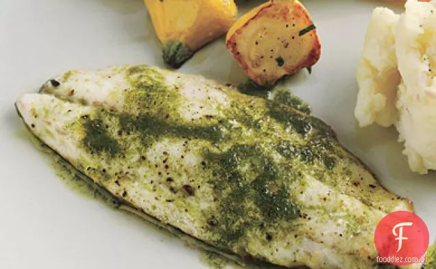 Branzino e legumes assados para bebês com estragão-óleo de Cebolinha