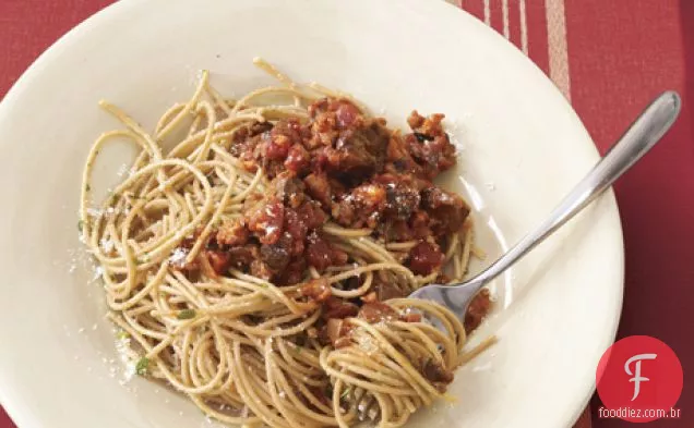 Haste de carne e Salsicha Ragù com espaguete de grão inteiro