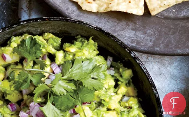 Guacamole com cravos de aipo com Chiles