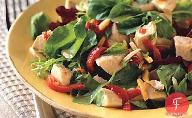 Salada de frango com pimentões Piquillo, amêndoas e verduras picantes