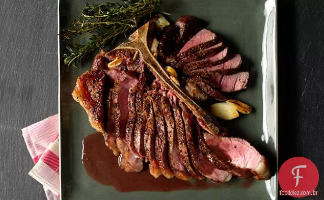 Bife de Porterhouse toscano com vinho tinto - Peppercorn Jus