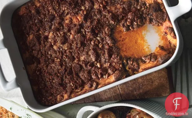 Pudim de batata doce com cobertura de noz-pecã e gengibre