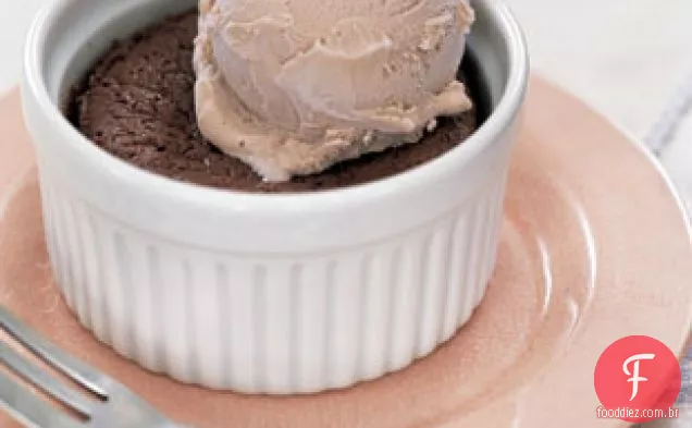 Bolos de Chocolate derretido agridoce com sorvete de café