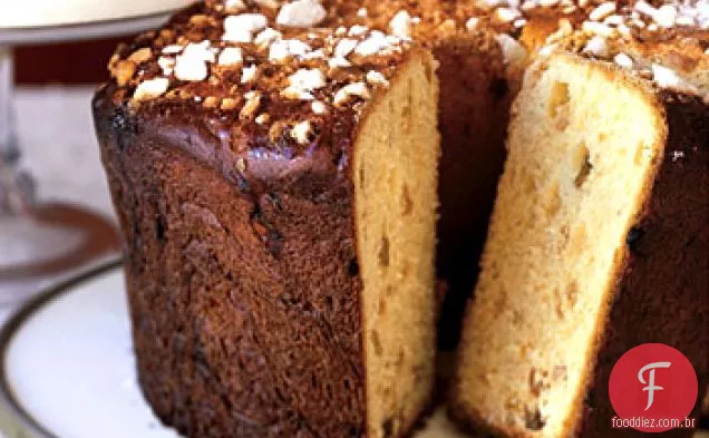 Panetone de açafrão com cobertura de açúcar triturado