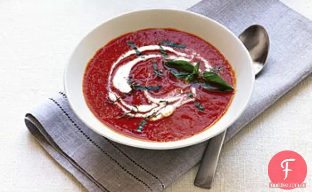 Sopa de pimenta vermelha assada com creme de laranja