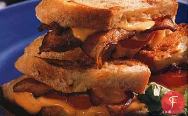 Sanduíches grelhados de Cheddar, tomate e Bacon