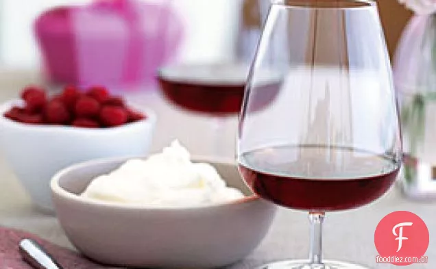 Berry-Brandy Toddies com framboesas e creme