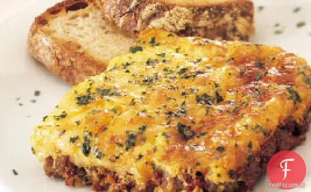 Caçarola de salsicha e ovo com tomates secos ao sol e mussarela